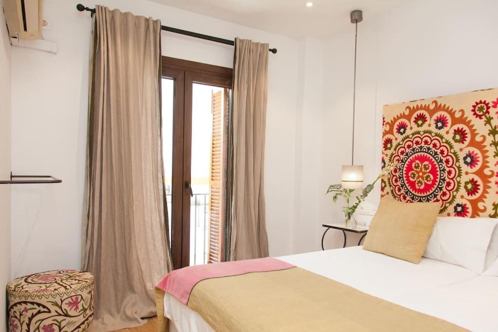 Modern & Nice Apartment. Old Town. Private Parking Севілья Екстер'єр фото