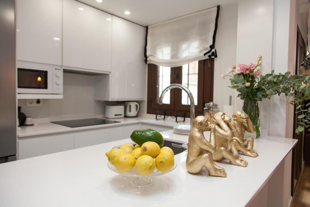 Modern & Nice Apartment. Old Town. Private Parking Севілья Екстер'єр фото
