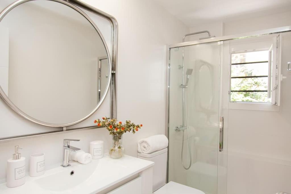 Modern & Nice Apartment. Old Town. Private Parking Севілья Екстер'єр фото