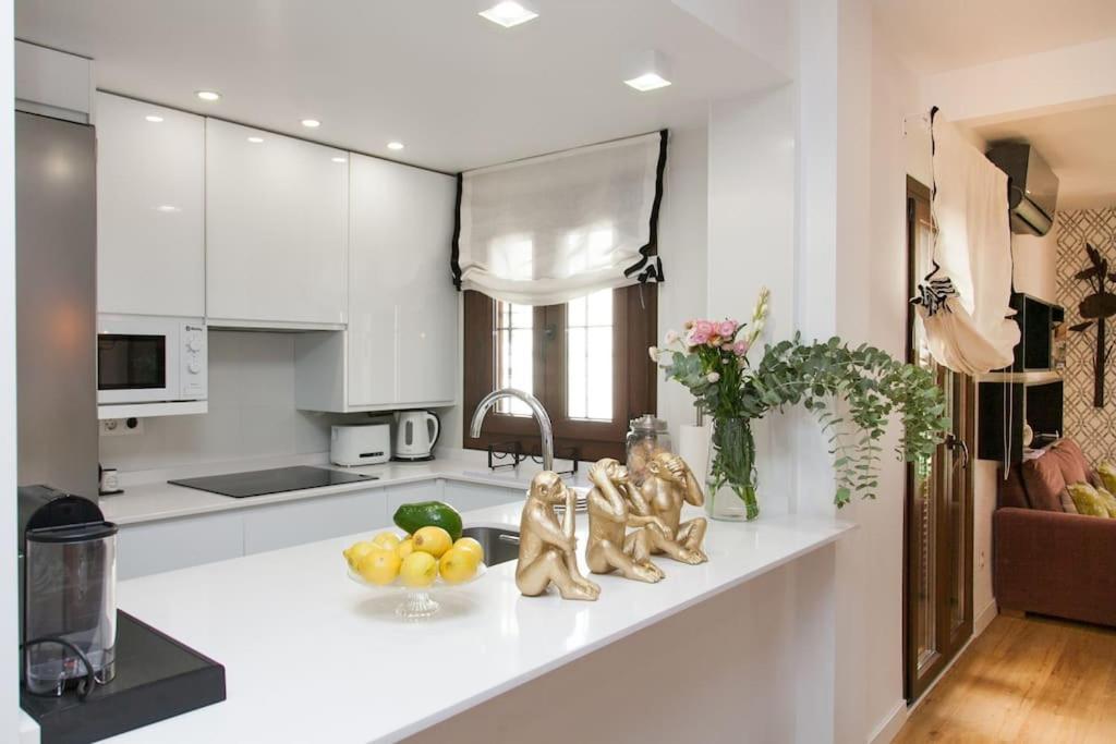 Modern & Nice Apartment. Old Town. Private Parking Севілья Екстер'єр фото